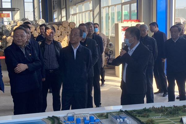 一諾環(huán)境總經(jīng)理騰勝平講解市政供水及水處理綜合利用沙盤(pán) 一諾環(huán)境總經(jīng)理騰勝平講解市政供水及水處理綜合利用沙盤(pán)